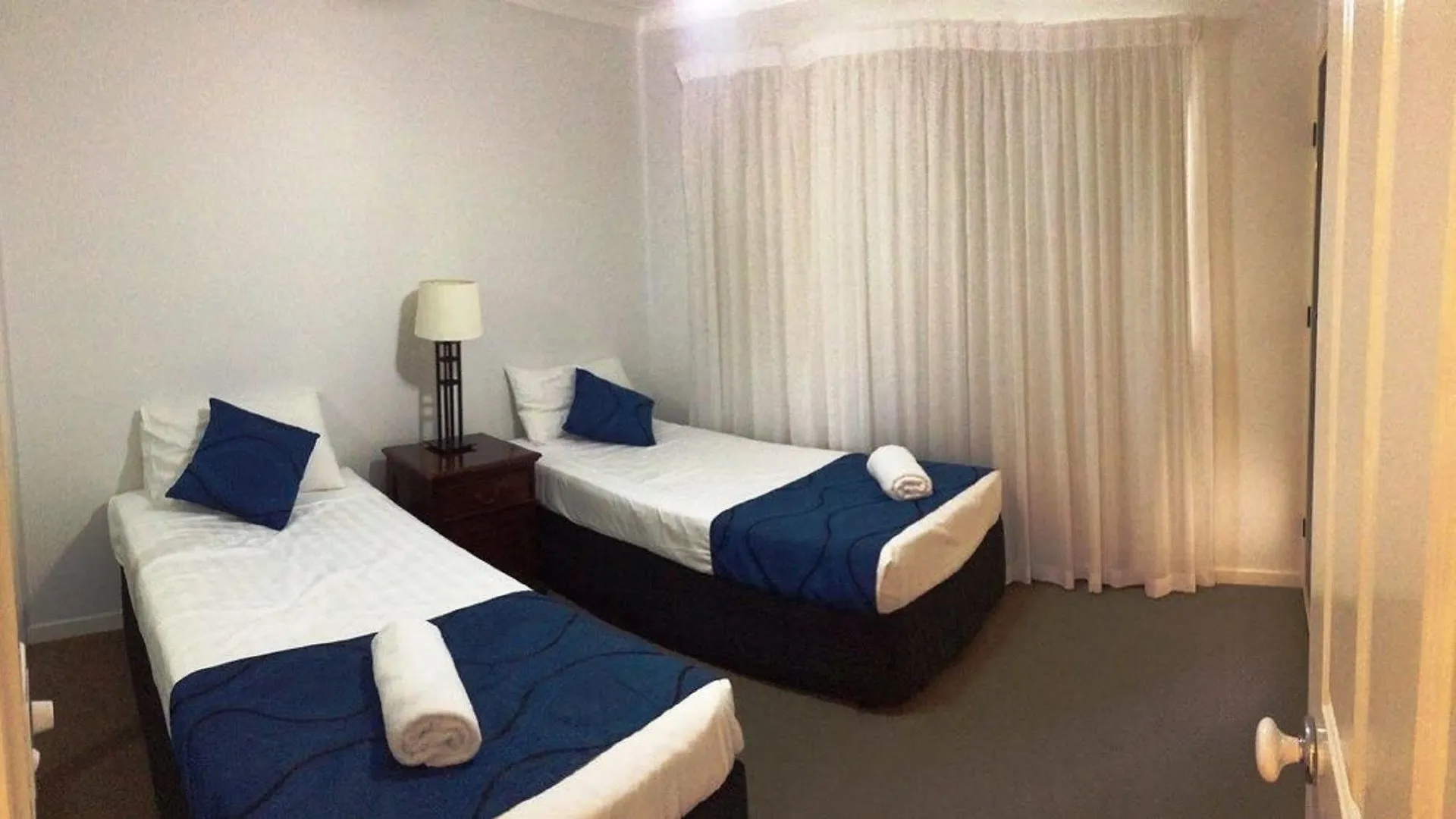 Golden Riviera Absolute Beachfront Resort Gold Coast 4*,  Australia